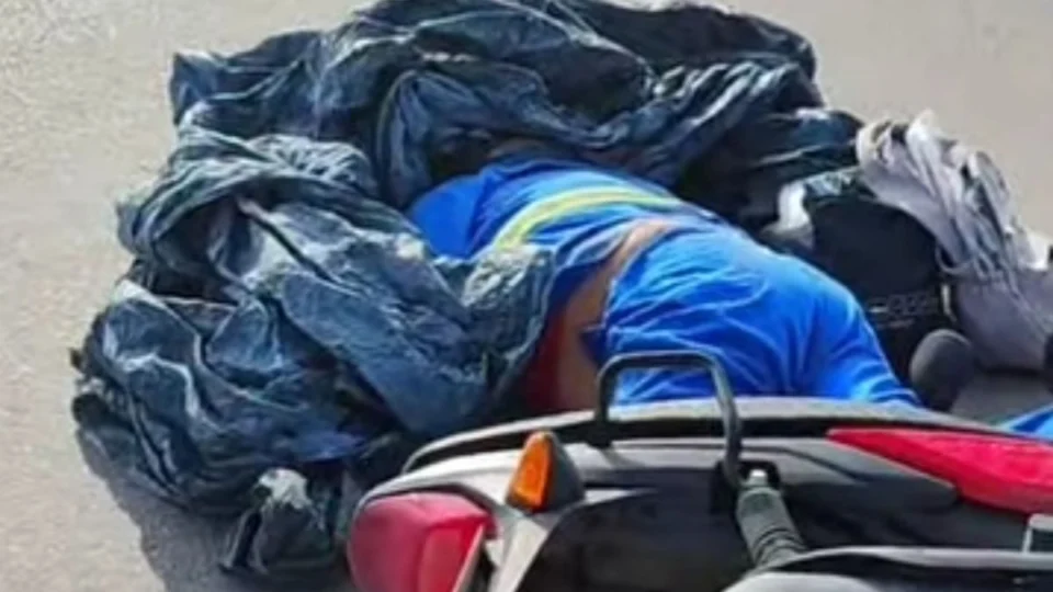 VÍDEO: Motociclista morre esmagado após ser atingido por carreta na Bola da Samsung, em Manaus