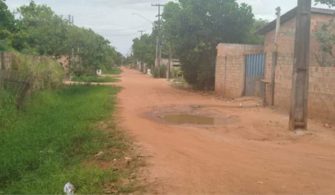 Moradores reclamam de falta de asfalto e buracos em rua de Boa Vista