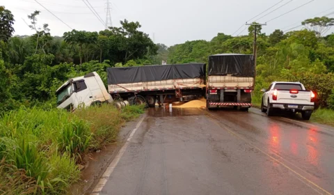 BR-174 é bloqueada após caminhão com milho perder controle em ladeira