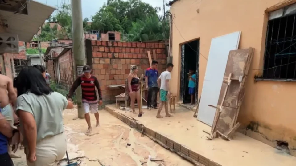 Cratera ameaça derrubar residências e deixa moradores de Manaus em pânico