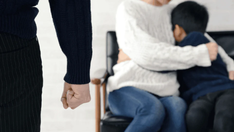 Criança fica cega de um olho após ser brutalmente agredida em escola