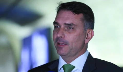 Flávio Bolsonaro inicia articulação para 2026 e pede anistia como primeiro gesto político