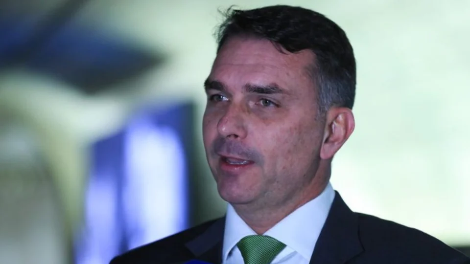 Flávio Bolsonaro inicia articulação para 2026 e pede anistia como primeiro gesto político