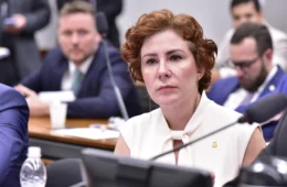 Itália cobra informações sobre prisões brasileiras e sinaliza avanço na extradição de Carla Zambelli