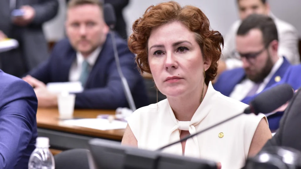 Itália cobra informações sobre prisões brasileiras e sinaliza avanço na extradição de Carla Zambelli