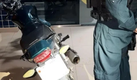 Moto com registro de roubo é recuperada perto de área de tráfico no Sílvio Leite