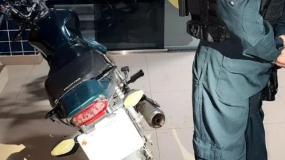 Moto com registro de roubo é recuperada perto de área de tráfico no Sílvio Leite