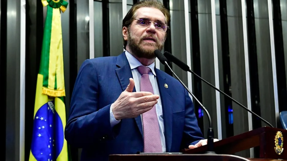 Plínio Valério assinará CPI para investigar contratos milionários da família de Moraes com o banco Master