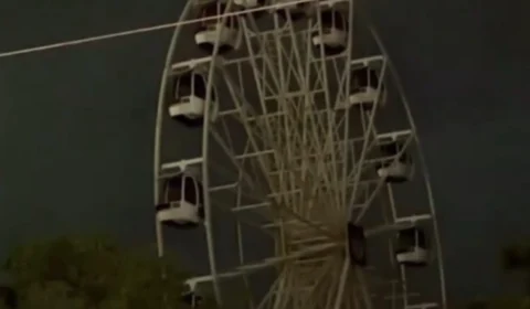 Roda-gigante na Ponta Negra é paralisada durante temporal em Manaus