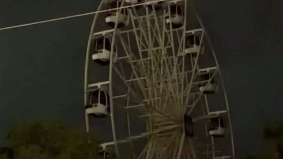 Roda-gigante na Ponta Negra é paralisada durante temporal em Manaus