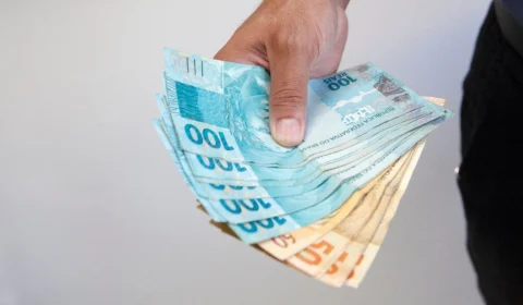 Servidores de Coari começam a receber 13º nesta quinta; salário de dezembro será antecipado