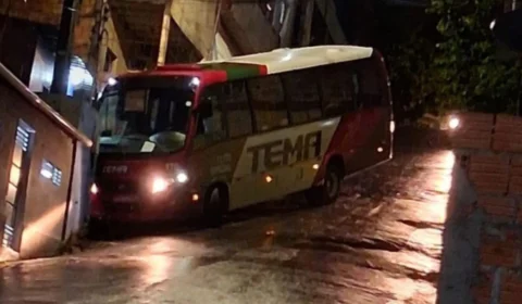 Veículo perde controle em ladeira e atinge casa em Manaus