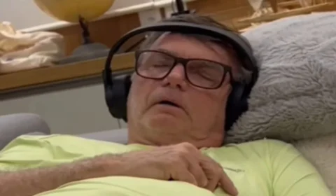 Carlos posta vídeo do Bolsonaro soluçando e teme pela vida do pai: ‘risco real’