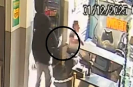 Vídeo mostra homem atirando seis vezes contra ex em pastelaria