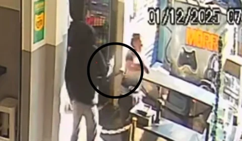 Vídeo mostra homem atirando seis vezes contra ex em pastelaria