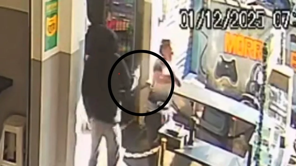 Vídeo mostra homem atirando seis vezes contra ex em pastelaria