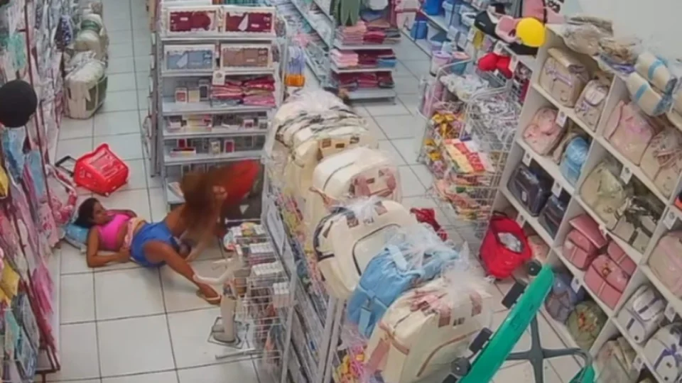 VÍDEO: Mulher entra em trabalho de parto e bebê nasce em corredor de loja