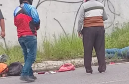 VÍDEO: Pai morre e filha fica ferida após moto ser atingida por carreta em Manaus