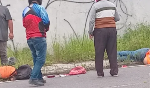 VÍDEO: Pai morre e filha fica ferida após moto ser atingida por carreta em Manaus