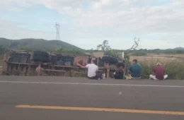VÍDEO: Caminhão de frigorífico capota em trecho da rodovia BR-174 em Roraima