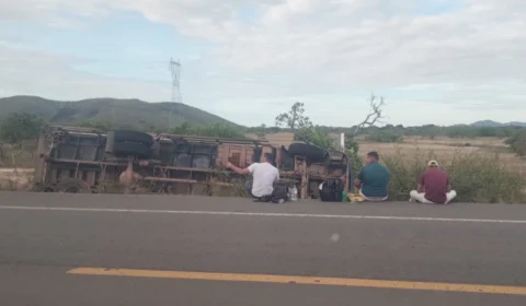 VÍDEO: Caminhão de frigorífico capota em trecho da rodovia BR-174 em Roraima
