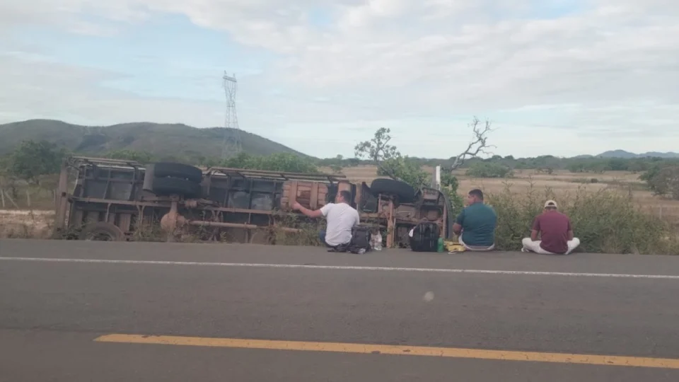 VÍDEO: Caminhão de frigorífico capota em trecho da rodovia BR-174 em Roraima