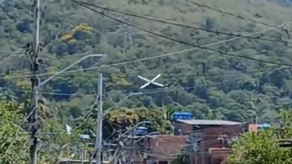 Vídeo mostra helicóptero sendo atingido por tiros no Rio de Janeiro; confira