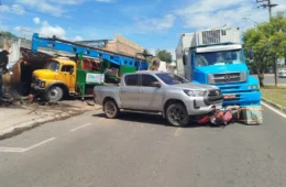 VÍDEO: acidente com caminhões em Roraima atinge oficina e causam transtornos em via movimentada
