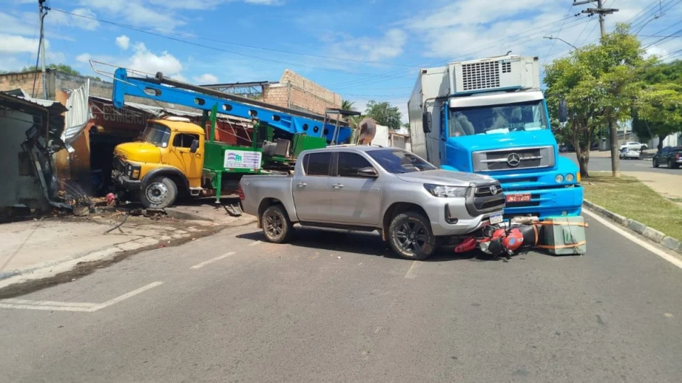 VÍDEO: acidente com caminhões em Roraima atinge oficina e causam transtornos em via movimentada