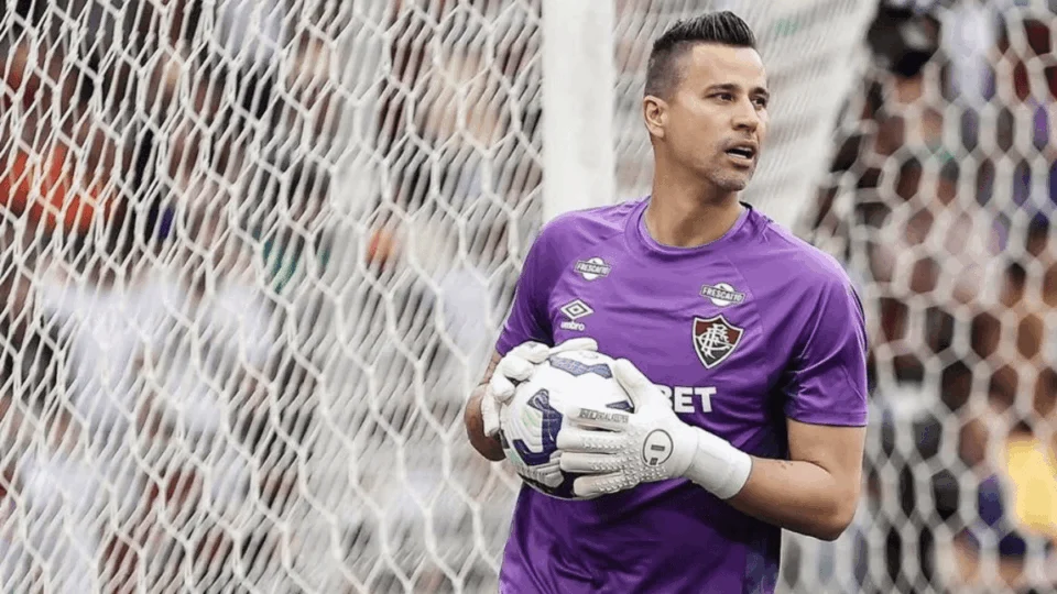 Mais velho da Série A, goleiro Fábio renova com o Fluminense e estende contrato até 2027