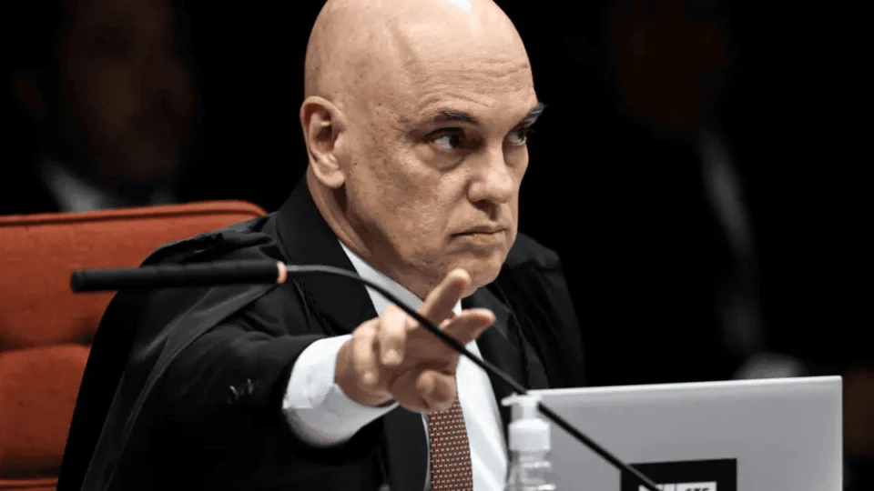 Moraes cobra PF após queixa de barulho em cela de Bolsonaro