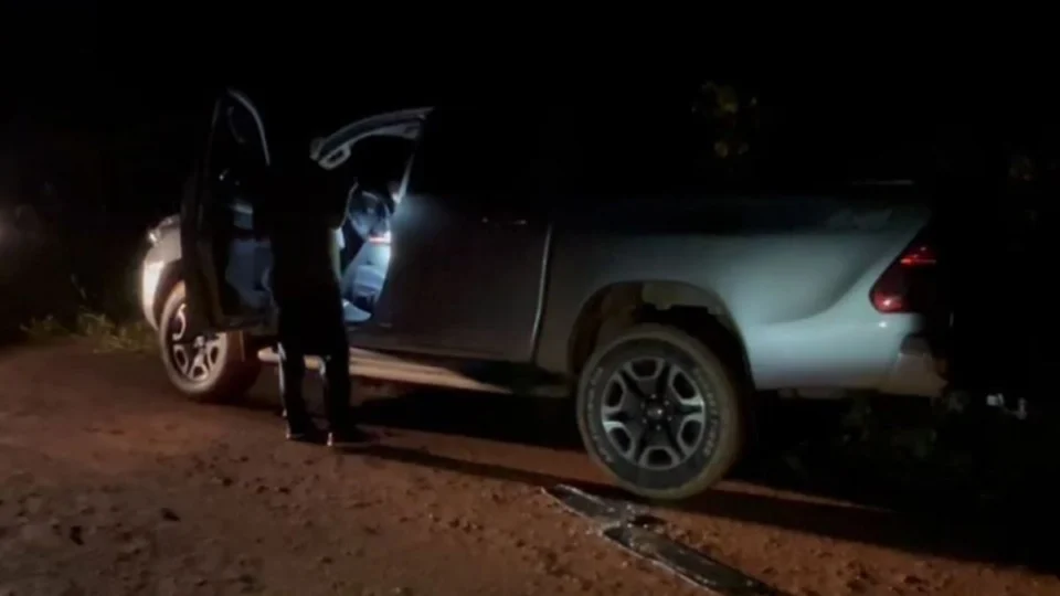 VÍDEO: Criminosos trocam tiros com o Batalhão de Choque e abandonam Hilux próximo à BR-364 em Porto Velho
