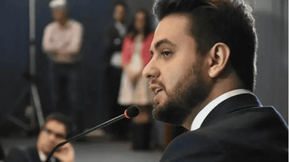 Defesa apresenta relatório do LinkedIn e afirma que prisão de Filipe Martins é ilegal