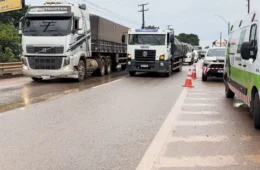 VÍDEO: Caminhão de lixo avança preferencial, provoca acidente e causa congestionamento na BR-364 no horário de pico