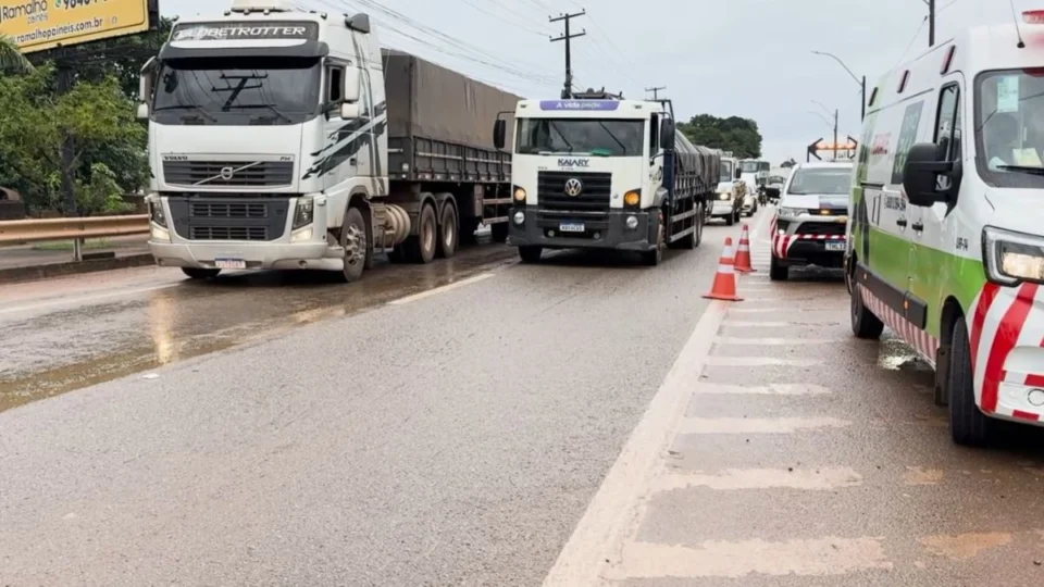 VÍDEO: Caminhão de lixo avança preferencial, provoca acidente e causa congestionamento na BR-364 no horário de pico