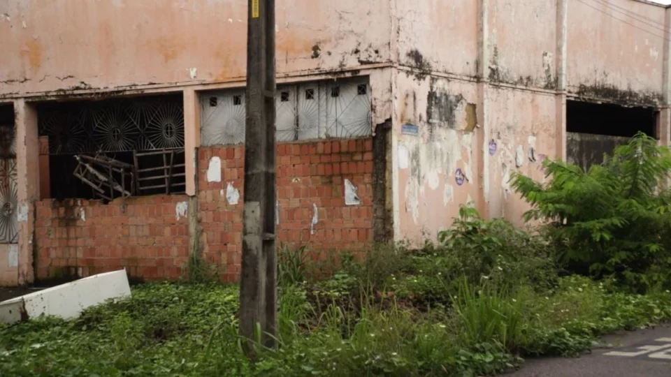 VÍDEO: Moradores do bairro Pedrinhas denunciam casa abandonada utilizada por usuários de drogas