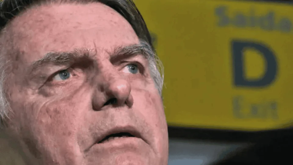 Defesa pede assistência religiosa e Smart TV para Bolsonaro na PF