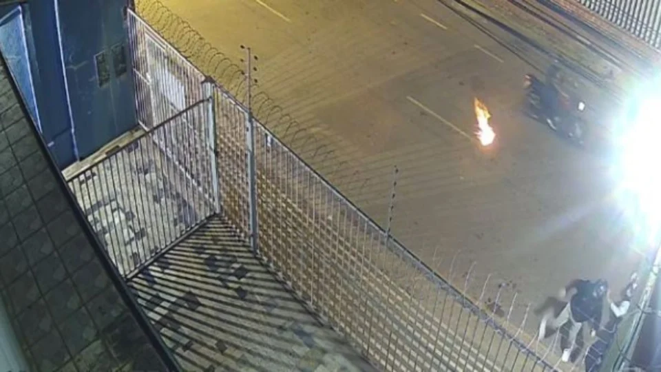 VÍDEO: Criminosos tentam incendiar empresa de internet com coquetéis molotov no Centro de Porto Velho