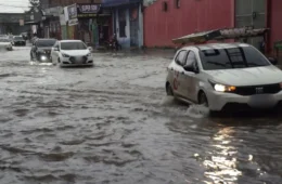 VÍDEO: Alagamento prejudica trânsito e causa transtornos na Avenida Amazonas com Jorge Teixeira em Porto Velho