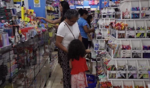 VÍDEO: Início do ano lota papelarias e exige economia e planejamento na compra do material escolar; veja dicas para economizar