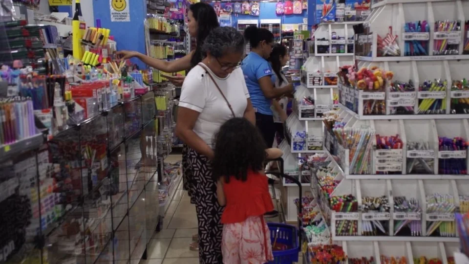 VÍDEO: Início do ano lota papelarias e exige economia e planejamento na compra do material escolar; veja dicas para economizar