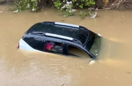 VÍDEO: Chuva forte provoca alagamento e arrasta veículo no bairro Nova Porto Velho