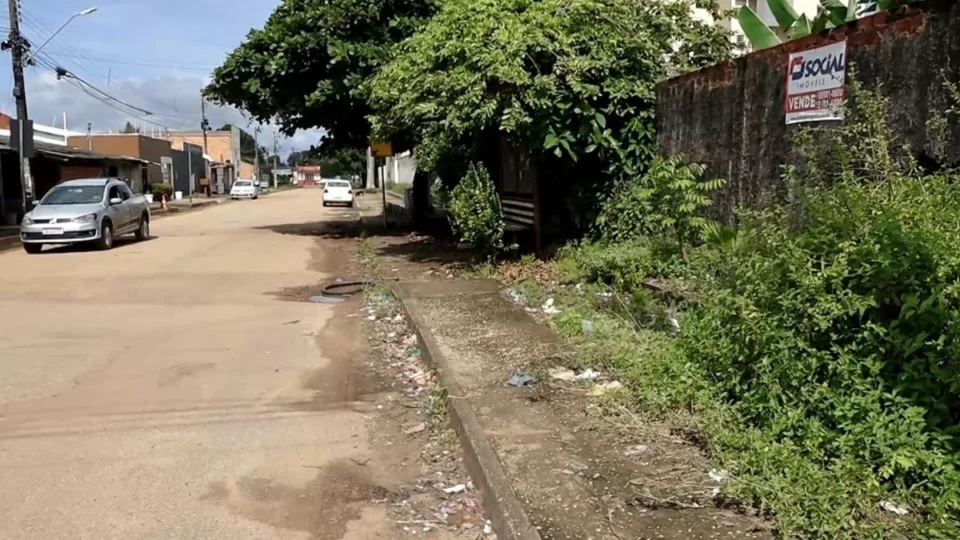 VÍDEO: Parada de ônibus tomada por mato e lixo preocupa moradores da zona sul de Porto Velho
