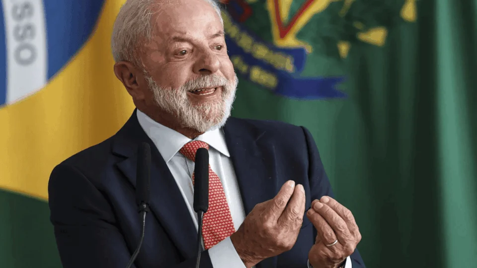 Desaprovação chega a 50%, mas Lula lidera cenários de disputa, diz pesquisa