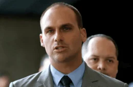 Eduardo Bolsonaro traça paralelo entre Maduro e situação de Bolsonaro sob custódia: ‘inveja’