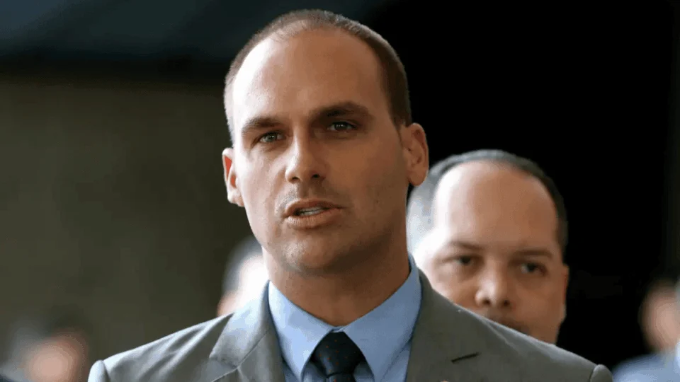 Eduardo Bolsonaro traça paralelo entre Maduro e situação de Bolsonaro sob custódia: ‘inveja’