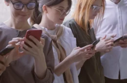 VÍDEO: Lei da proibição do celular nas escolas completa um ano e exige atenção dos pais nas férias