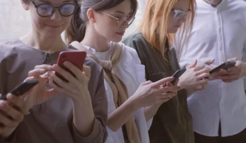 VÍDEO: Lei da proibição do celular nas escolas completa um ano e exige atenção dos pais nas férias