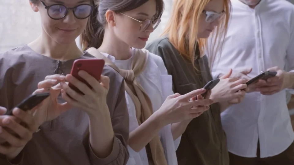 VÍDEO: Lei da proibição do celular nas escolas completa um ano e exige atenção dos pais nas férias