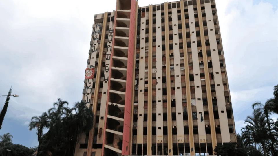 Símbolo do abandono em Brasília, Hotel Torre Palace será implodido
